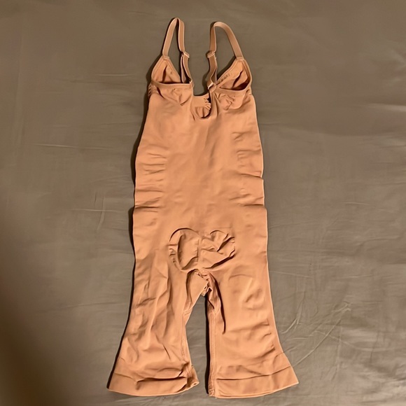 SKIMS SEAMLESS SCULPT MID THIGH BODYSUIT - Picture 5 of 7